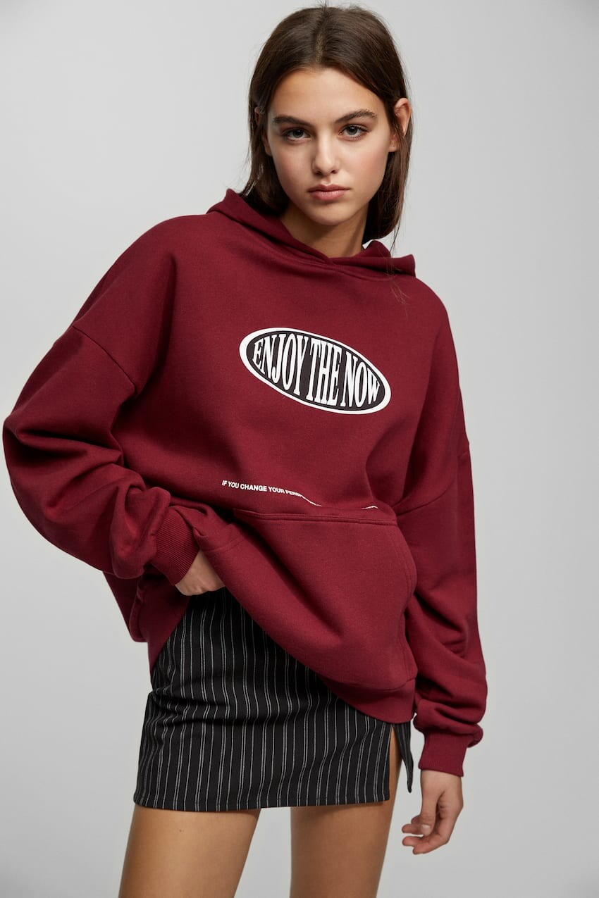 

Худи оверсайз с контрастным принтом Pull&Bear, бургундия