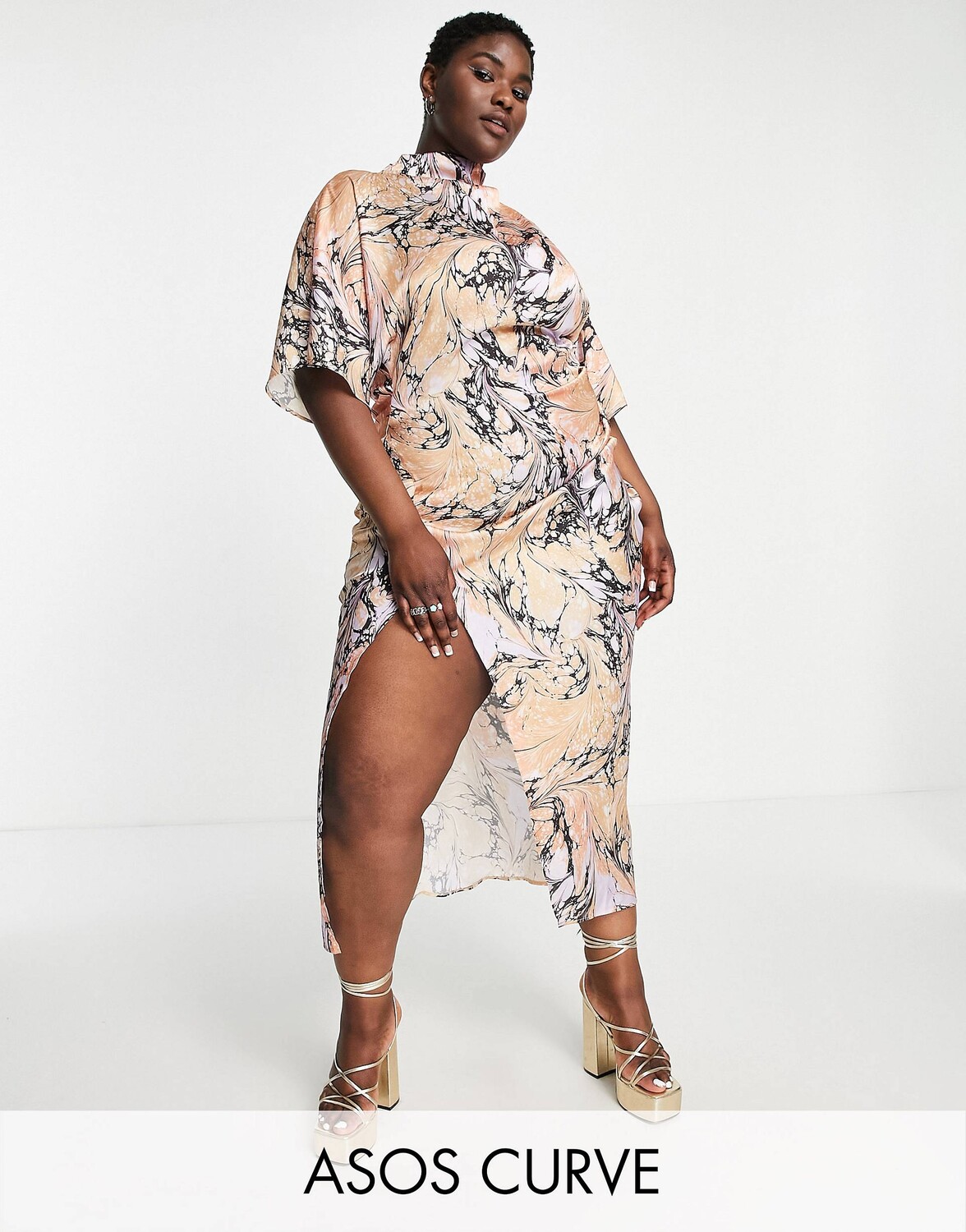

Атласное платье миди с мраморным принтом ASOS DESIGN Curve с высоким вырезом и рукавами по косой