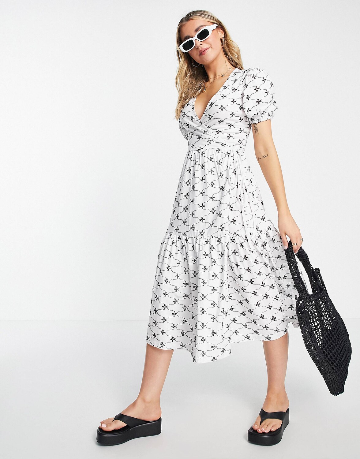

Бело-черное контрастное платье миди с короткими рукавами ASOS DESIGN