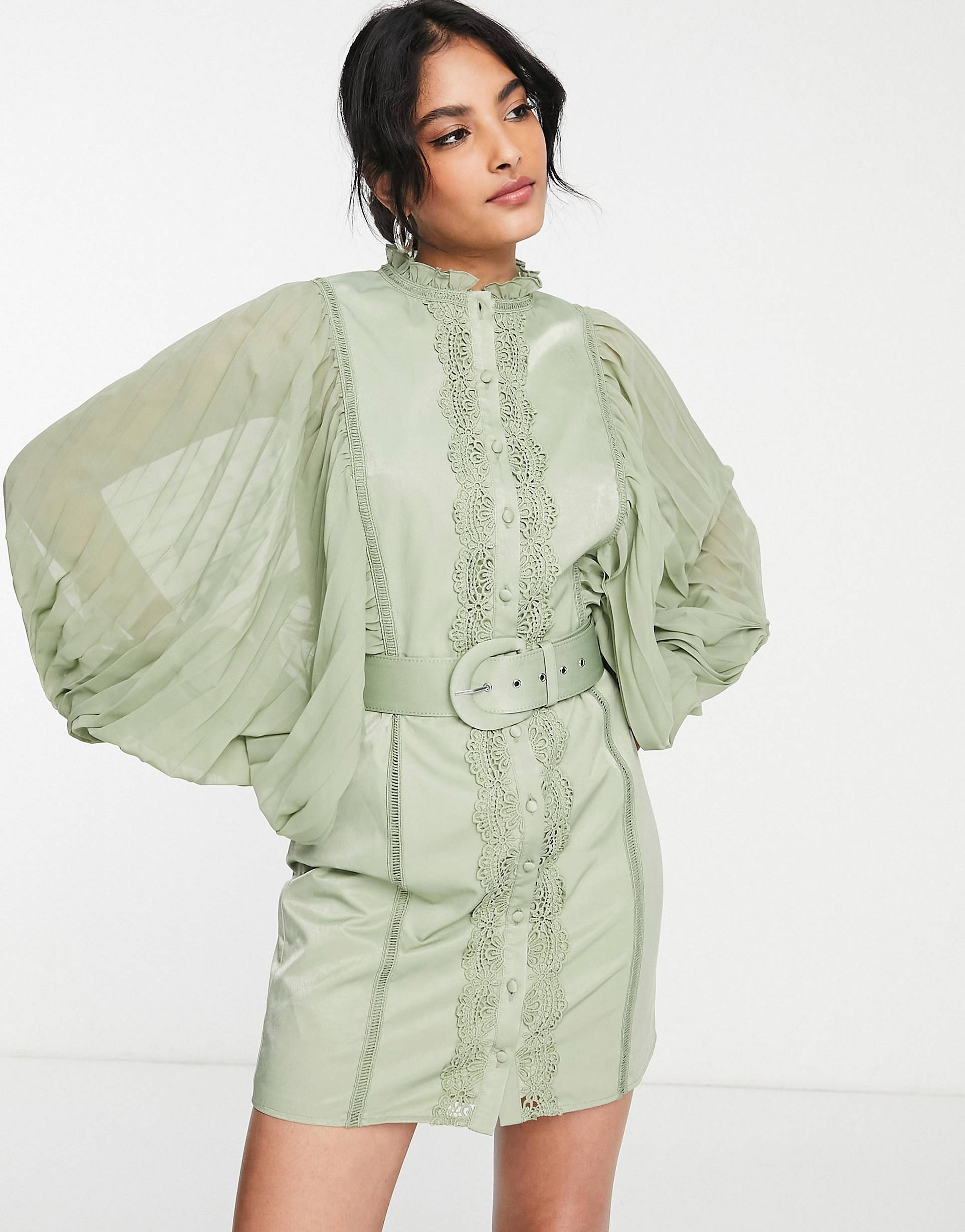 цена Мини-платье ASOS DESIGN с плиссированными рукавами и отделкой из гипюрового кружева ASOS DESIGN