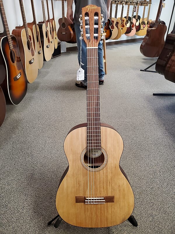 

Новая классическая гитара Fender CN-60S Natural