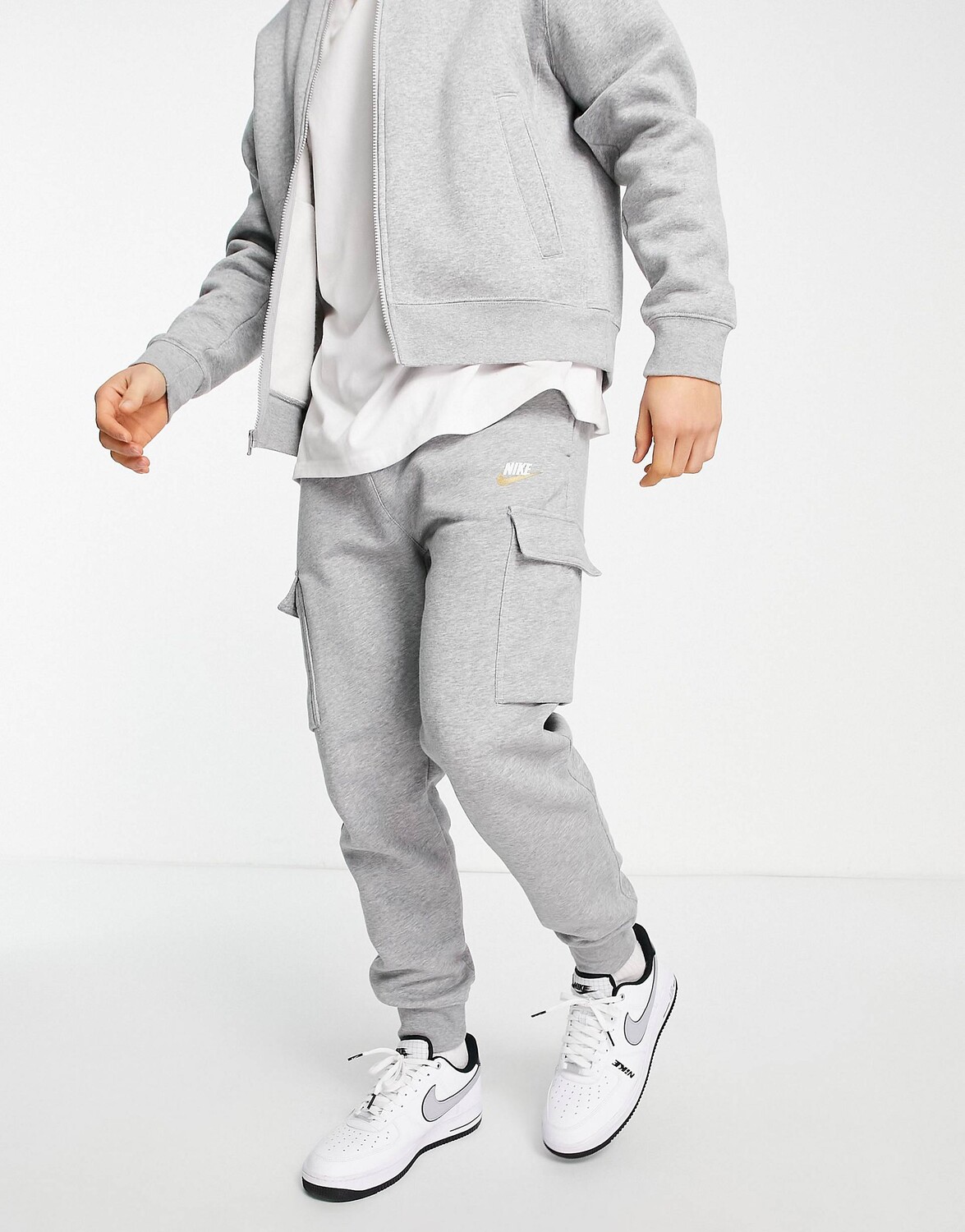 

Серые джоггеры карго с металлизированным логотипом и манжетами Nike Club