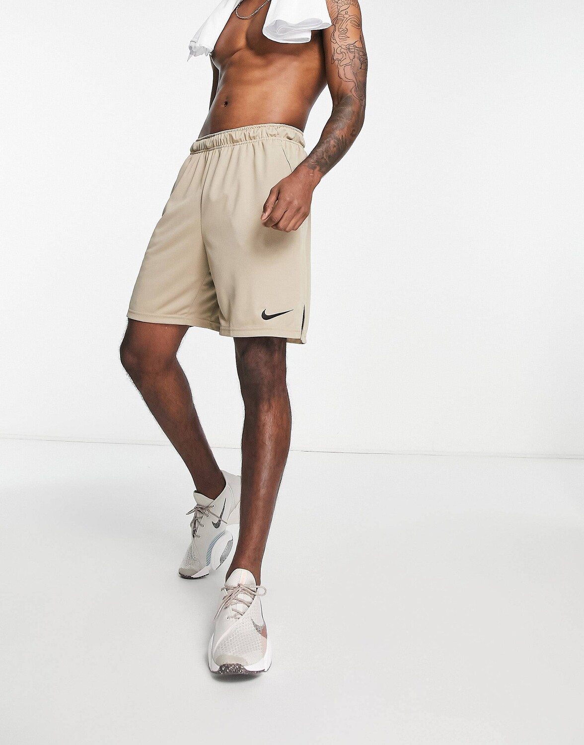 

Трикотажные шорты Nike Training Dri-FIT 6 дюймов с камнем