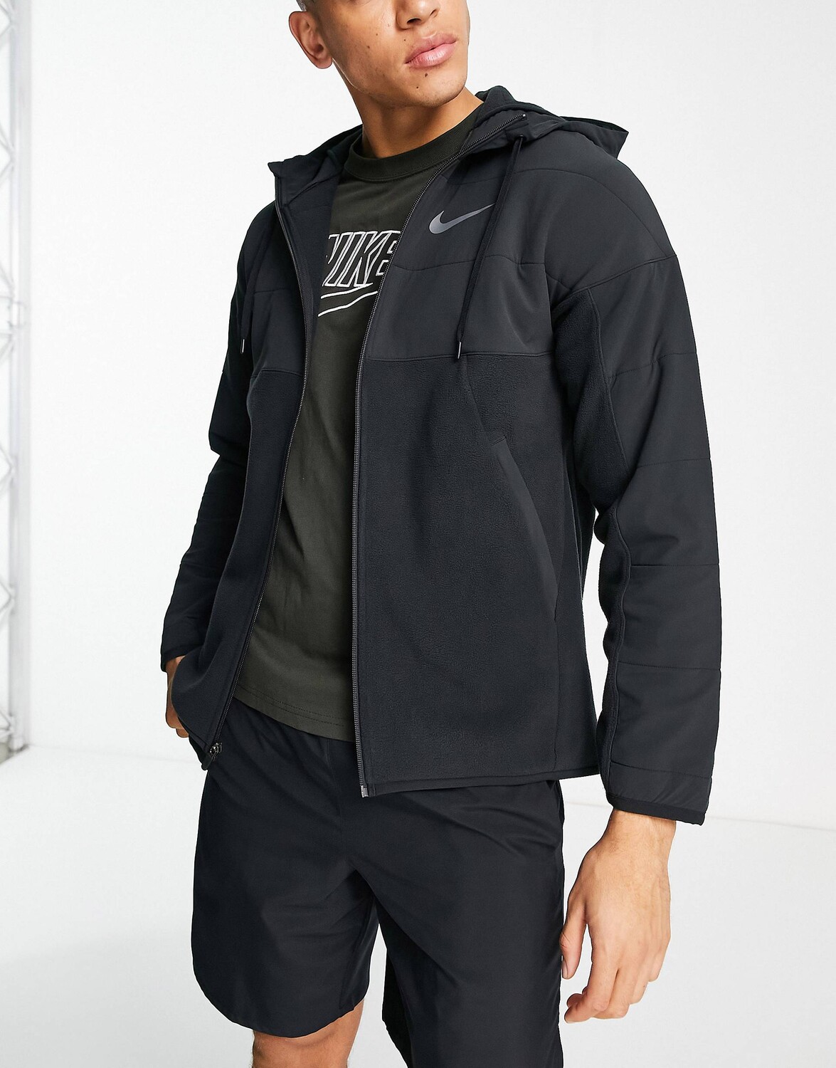 

Черная зимняя куртка на молнии Nike Training Therma-FIT