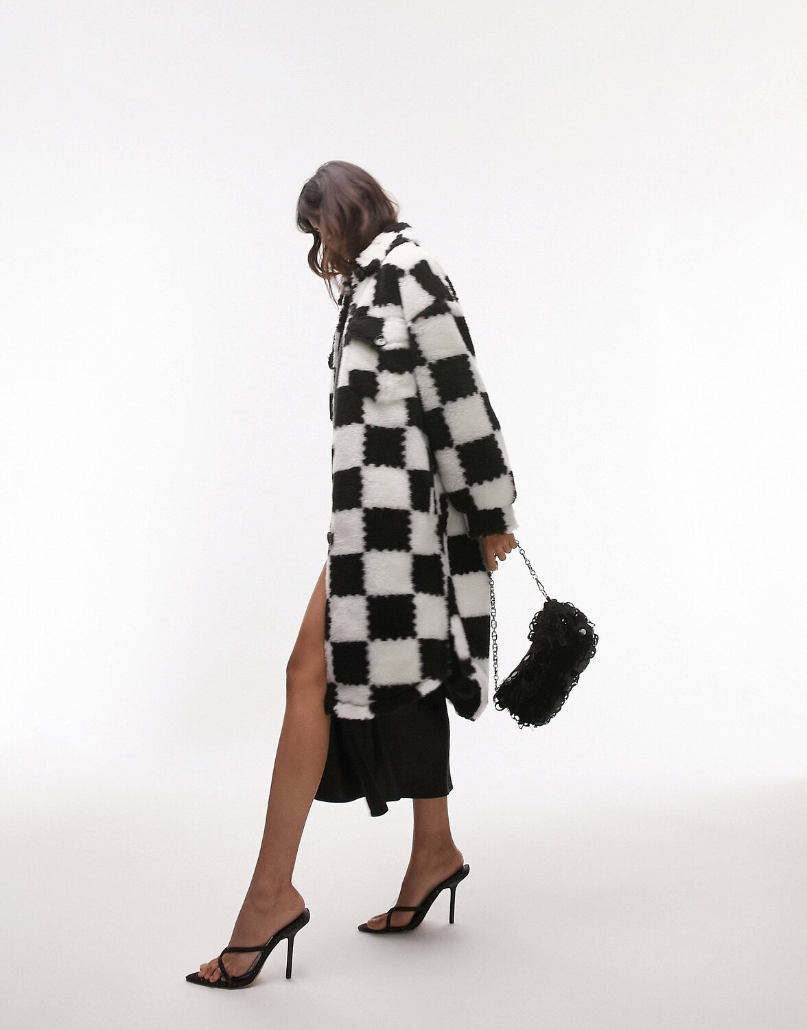 

Монохромное длинное пальто из искусственного меха в шахматную клетку Topshop, Черный