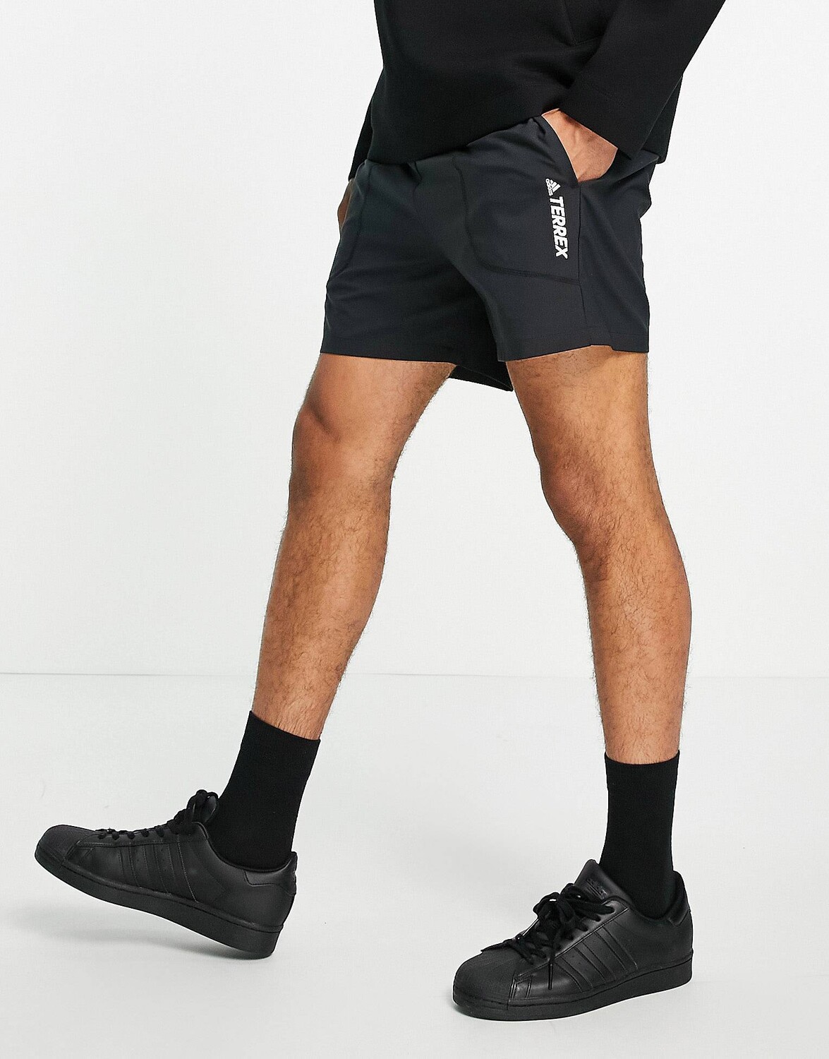 

Черные шорты adidas Terrex