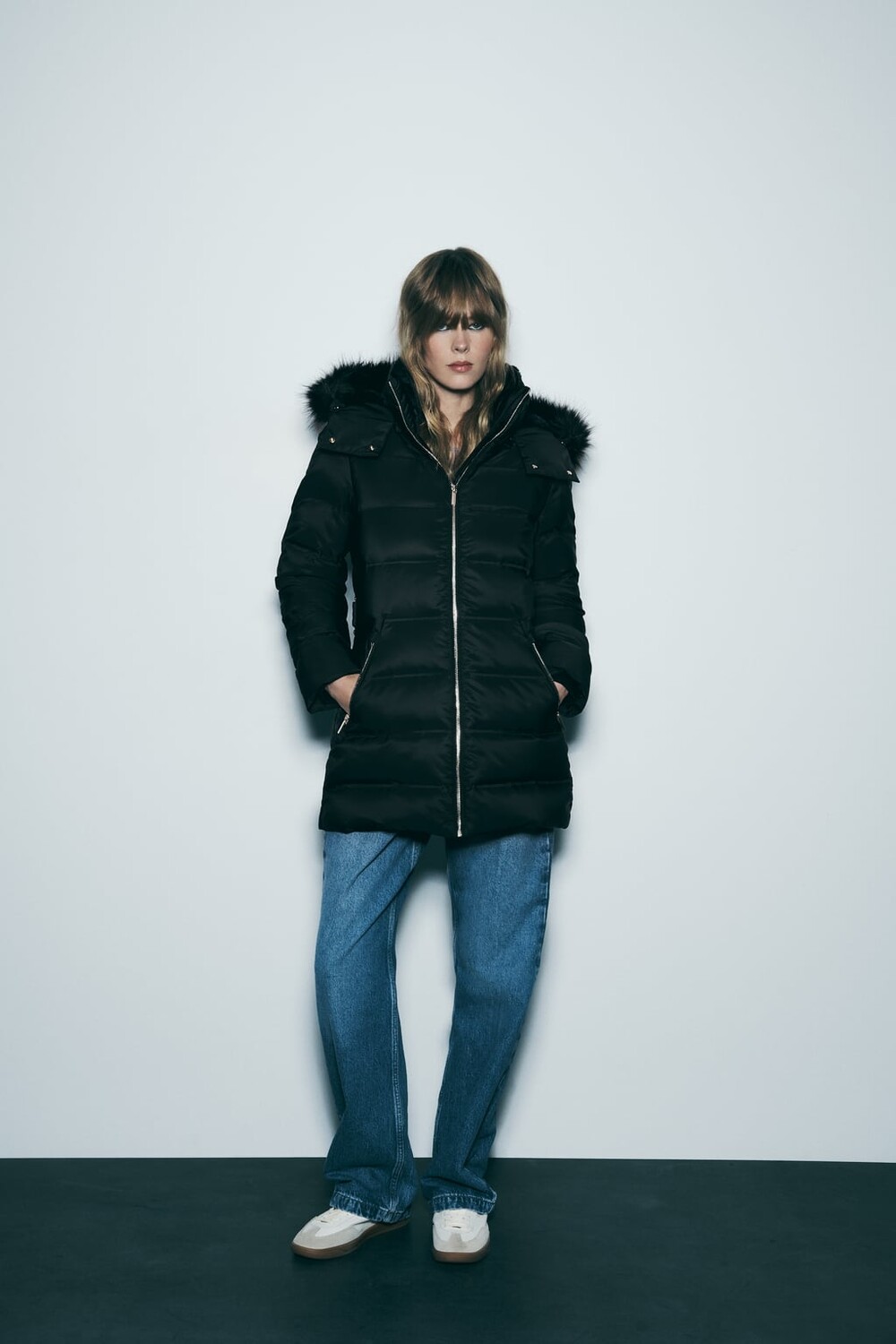 

Полудлинный пуховик с капюшоном ZARA, черный
