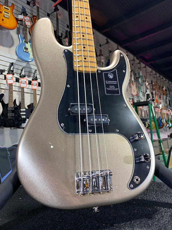 

Гитара Fender 75th Anniversary Precision Bass 557, белый/синий