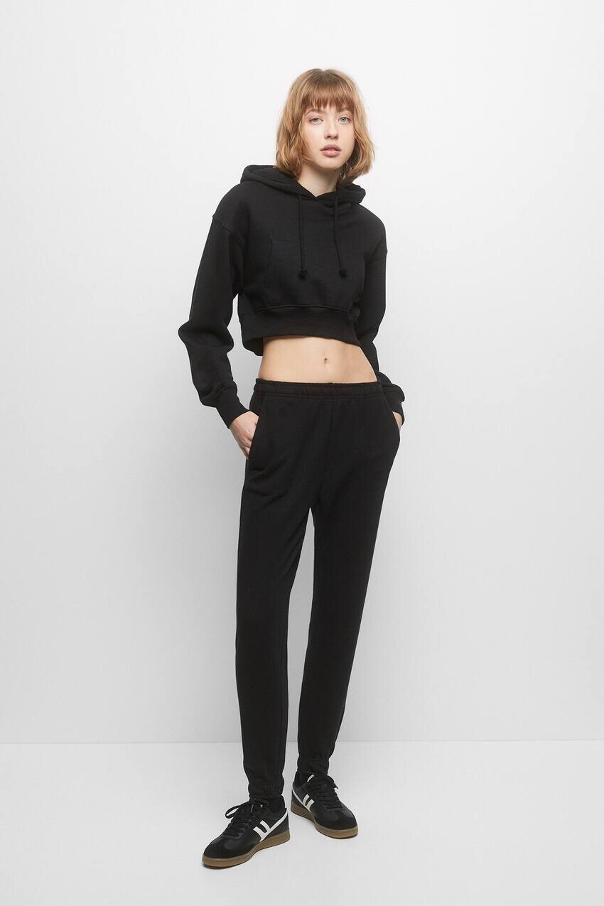 

Базовый укороченный спортивный костюм Pull&Bear, черный