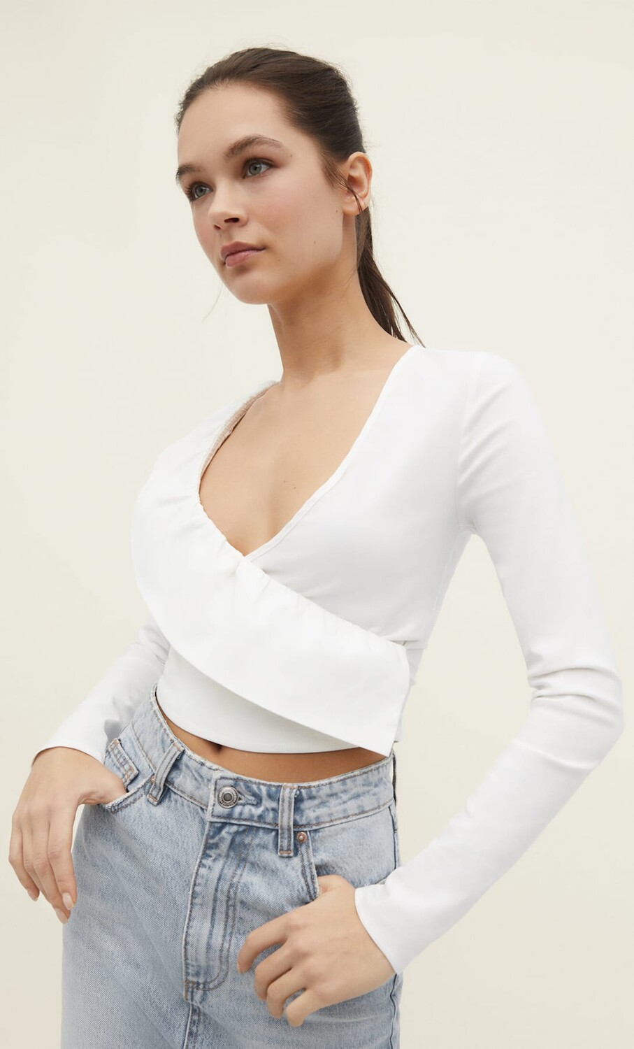

Асимметричный топ с оборками Stradivarius, белый