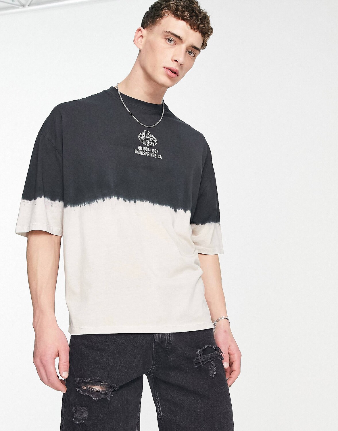 

Черно-белая оверсайз-футболка с объемным принтом на груди ASOS DESIGN - BLACK - BLACK