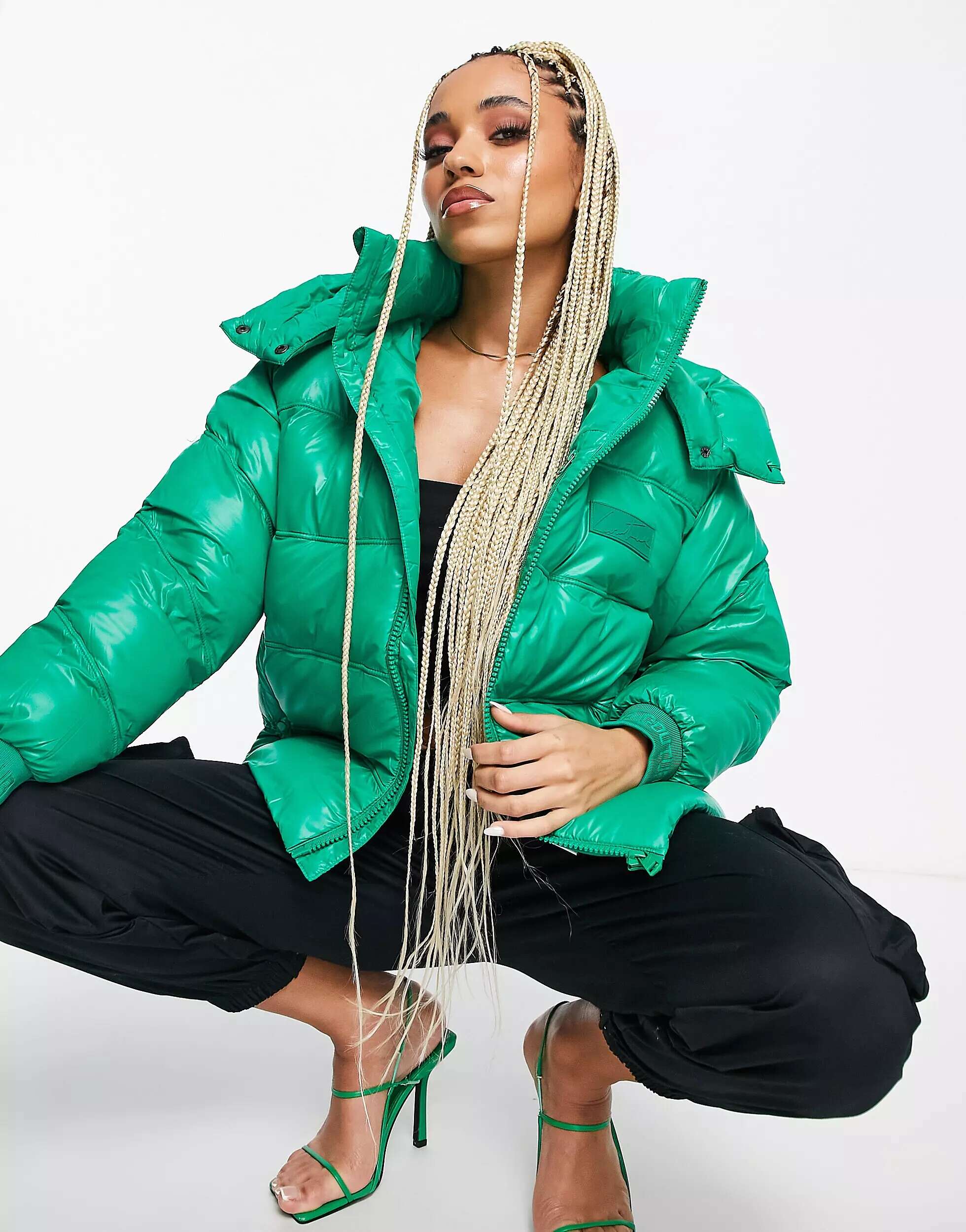 цена Зеленая блестящая куртка The Couture Club