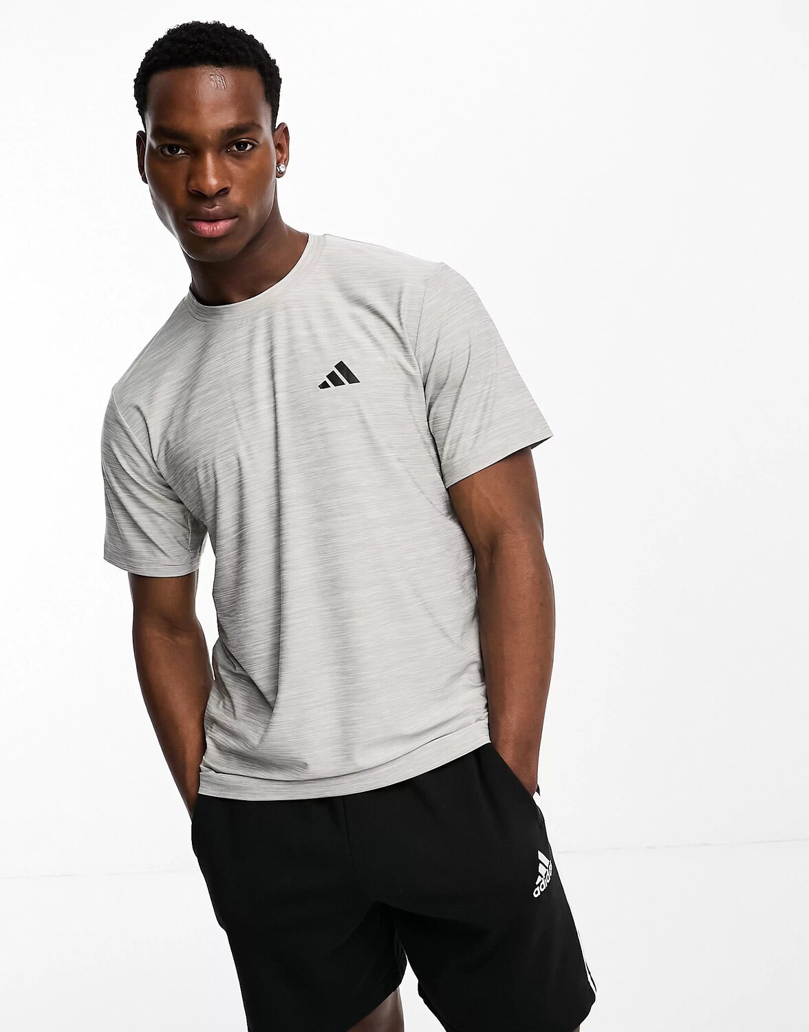 

Футболка Adidas Training Essential Logo, серый