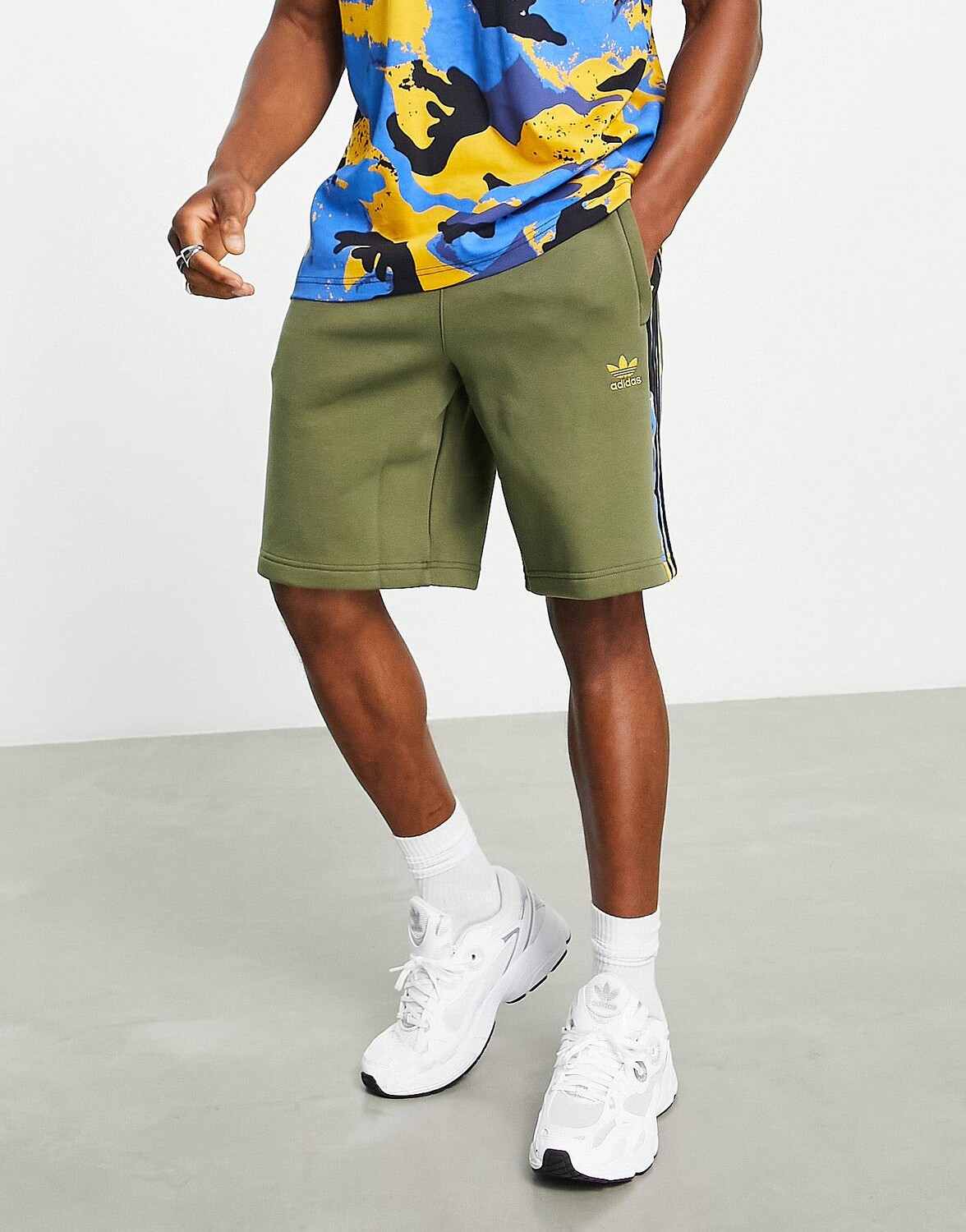 

Шорты цвета хаки с 3 полосками и камуфляжным логотипом adidas Originals