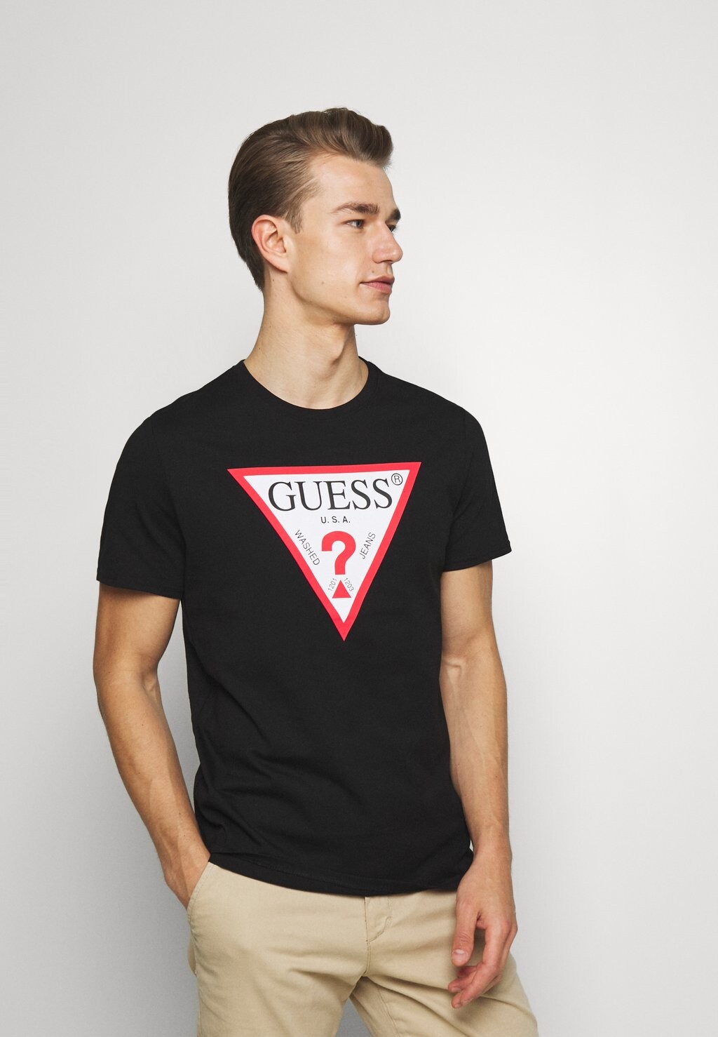 

Футболка с принтом Guess, черный