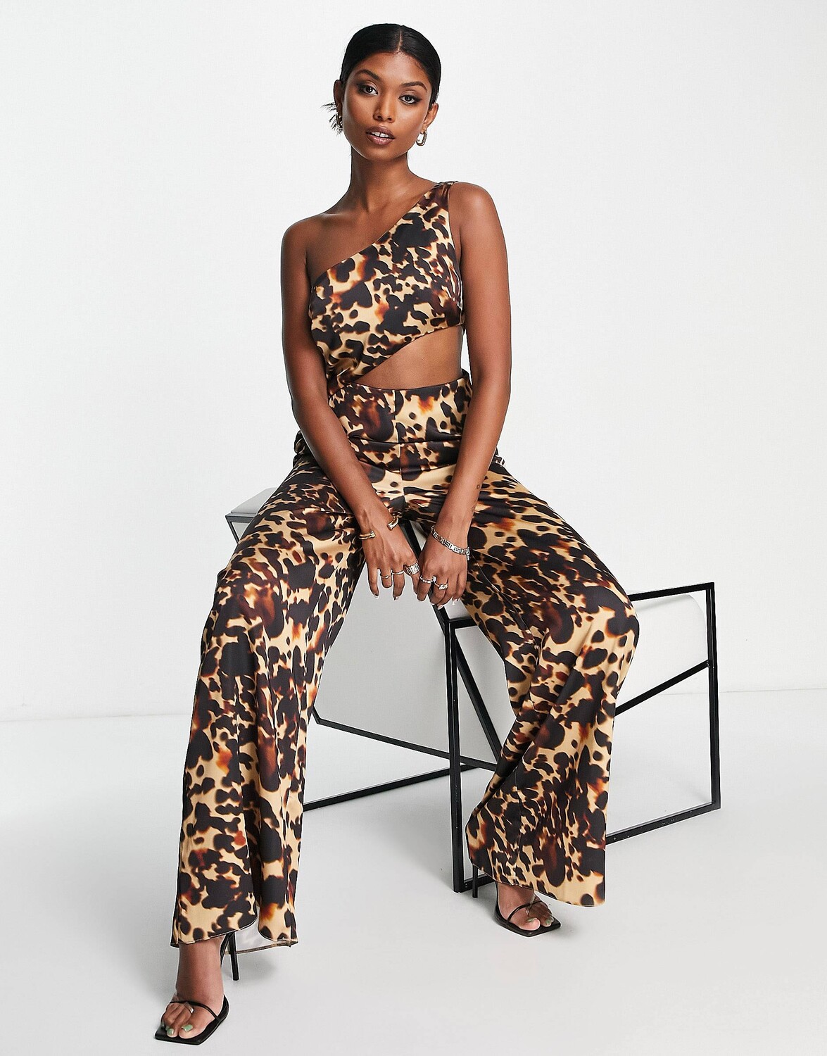 

Атласный комбинезон на одно плечо с леопардовым принтом ASOS DESIGN