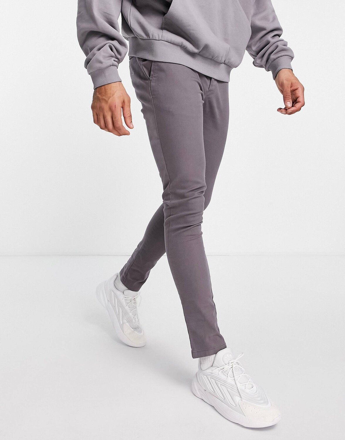 

Темно-серые супероблегающие брюки чинос ASOS DESIGN