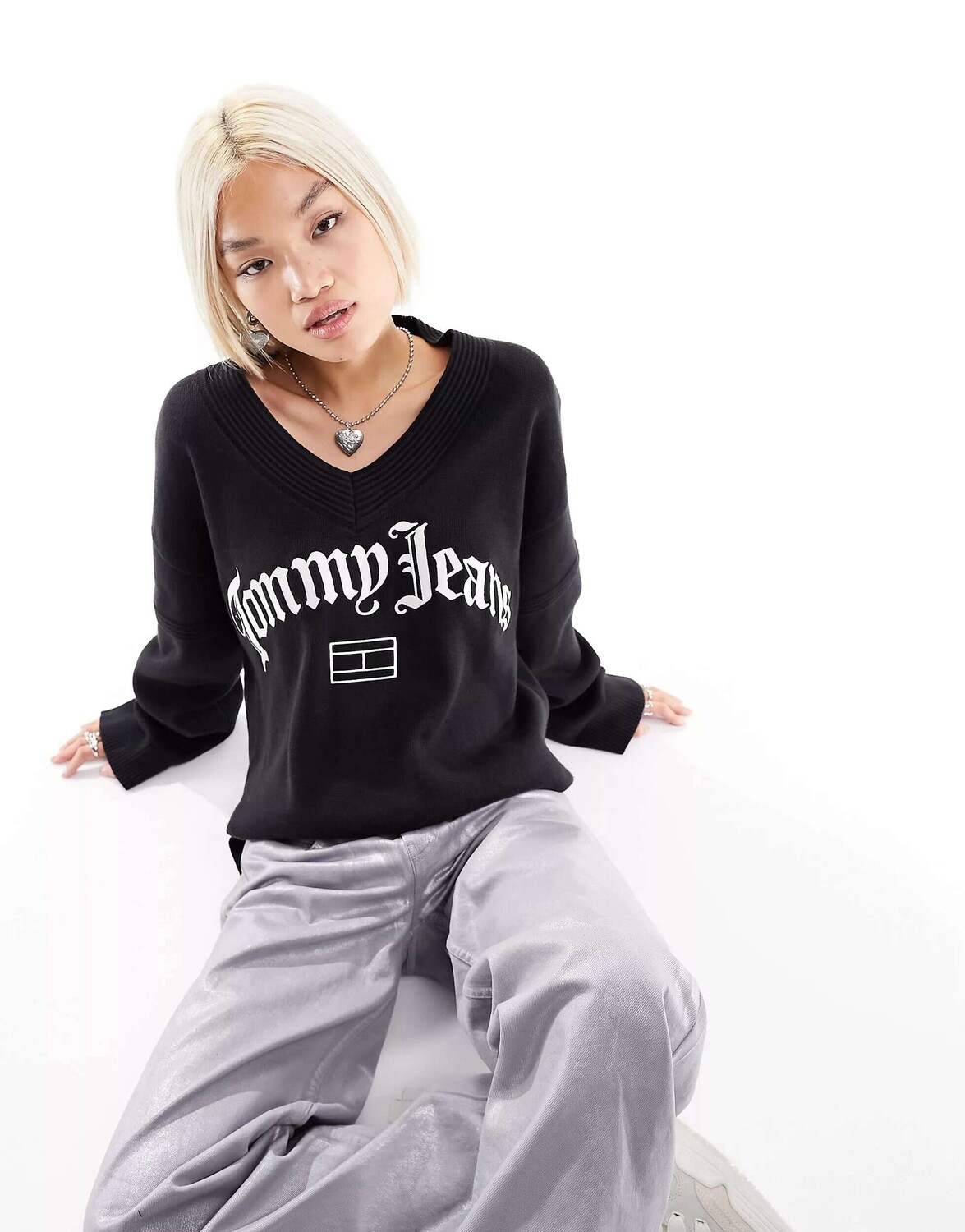 

Черный объемный джемпер в стиле гранж Tommy Jeans