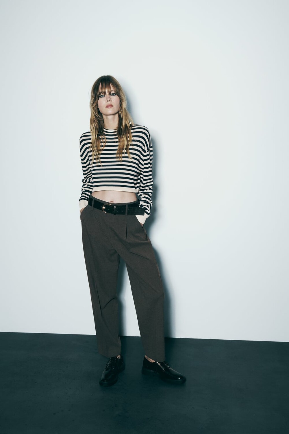 

Брюки морковного кроя с тисненным поясом ZARA, серый