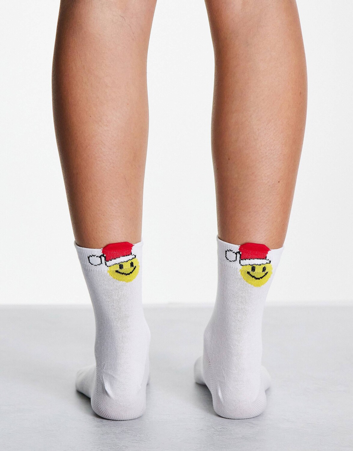 

Белые носки ASOS DESIGN Christmas со счастливым Сантой