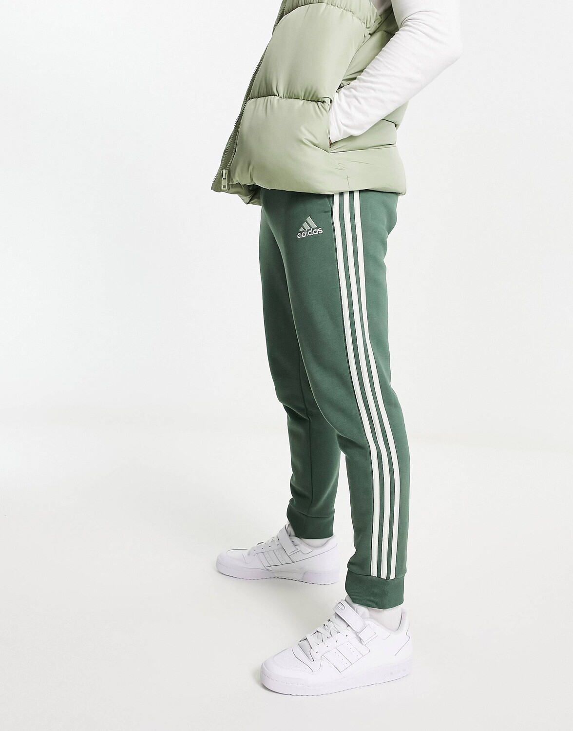 

Зеленые джоггеры с 3 полосками adidas Sportswear Essential