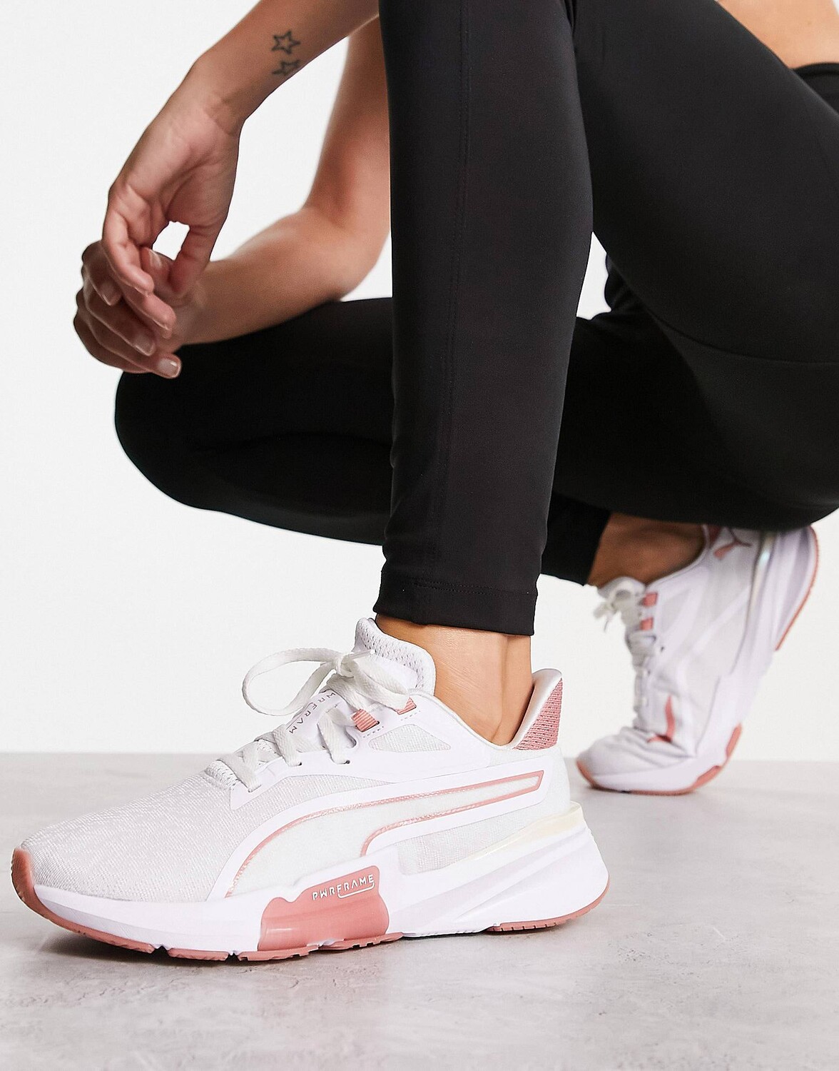 

Розовые и белые кроссовки Puma training Pwrframe Crystal