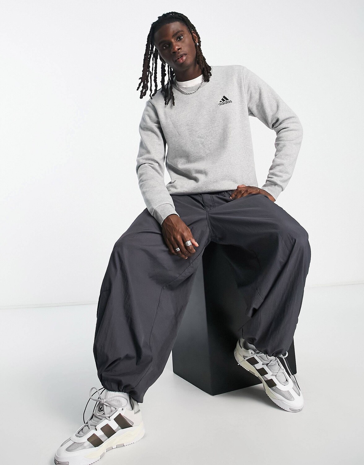 

Серый свитшот adidas Sportswear Essentials