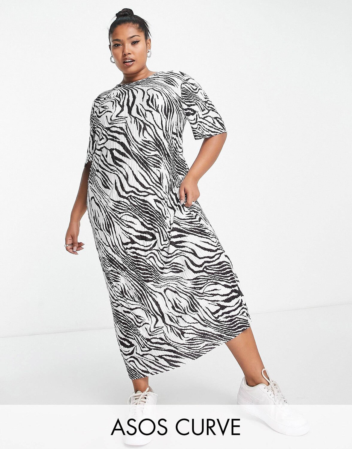 

Однотонное платье миди с плиссированной футболкой и принтом под зебру ASOS DESIGN Curve