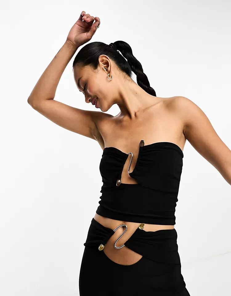 

Черный однотонный топ-бандо с металлическими деталями ASOS DESIGN, черный
