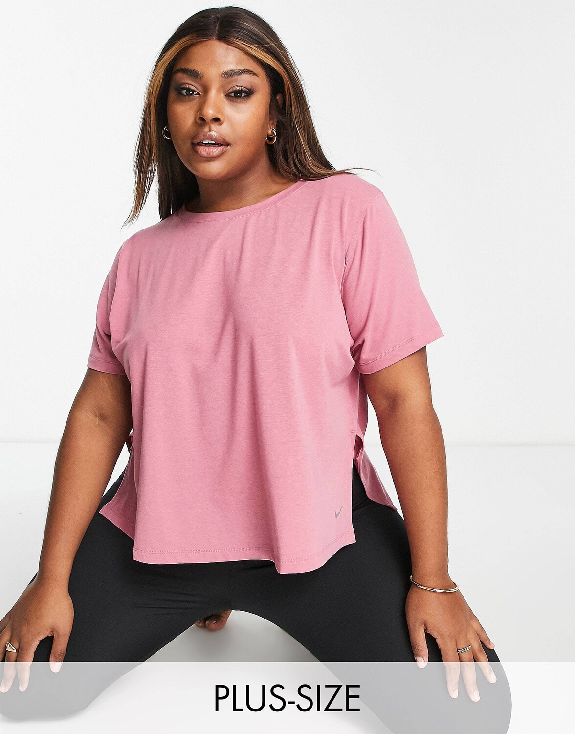 

Розовая футболка с разрезом по подолу Nike Yoga Plus Dri-FIT