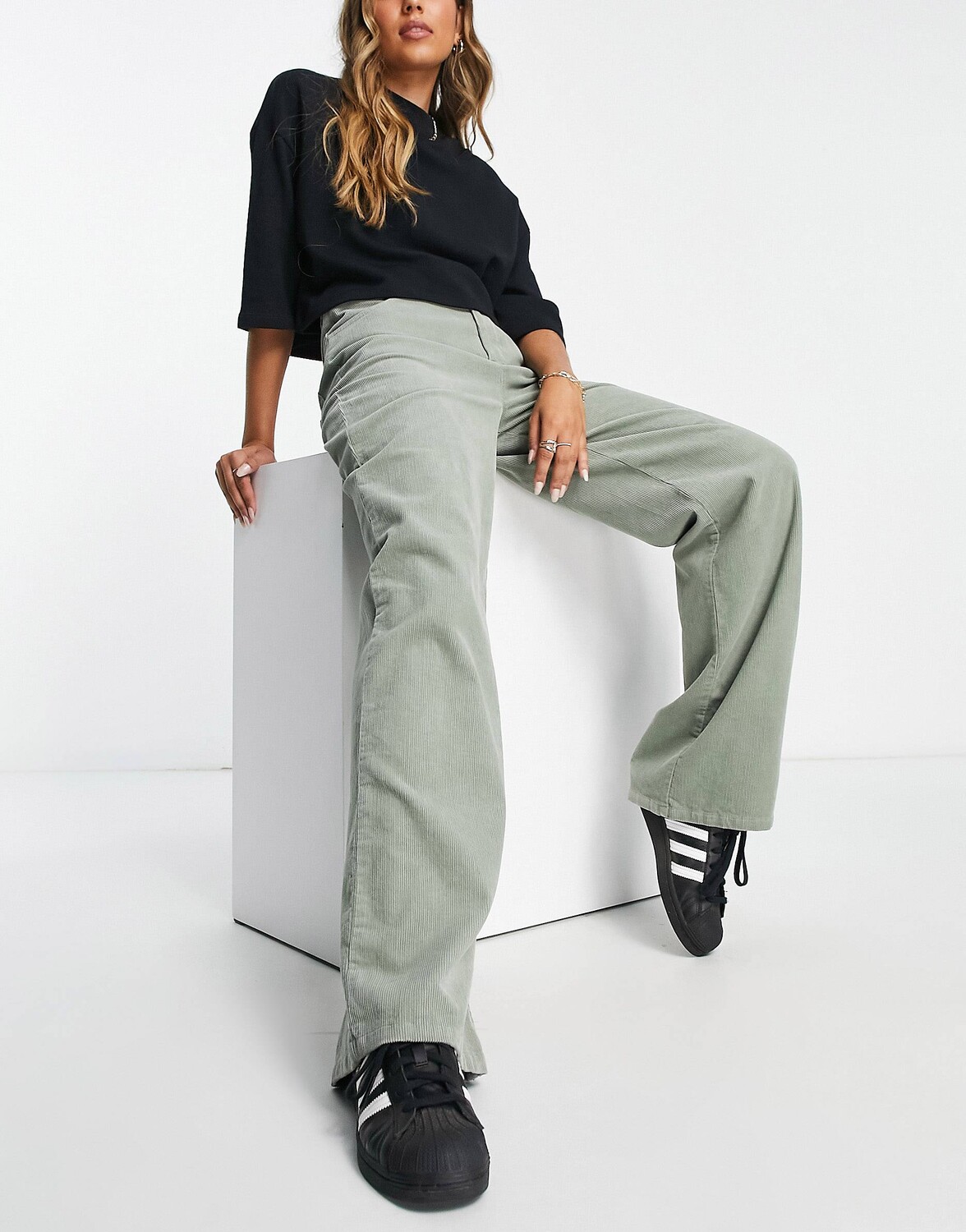 

Серые вельветовые брюки с напуском ASOS DESIGN ASOS DESIGN, Серый