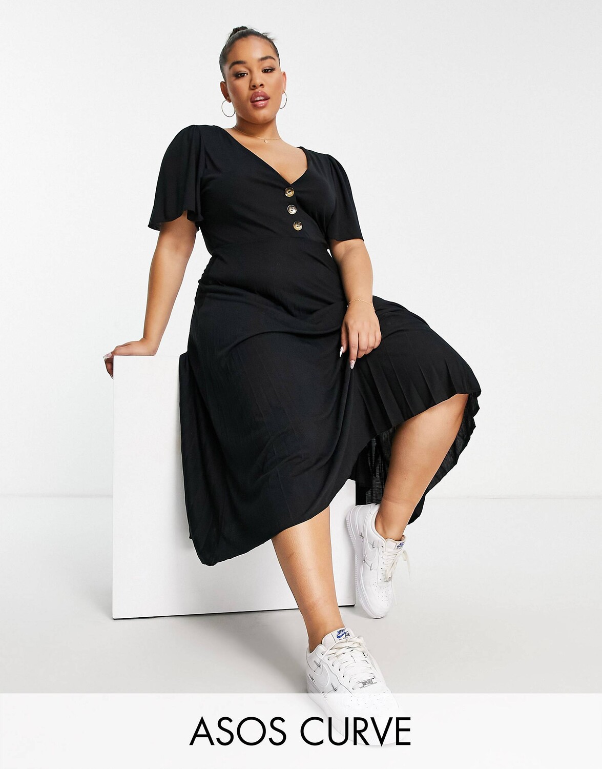 

Черное чайное платье миди с плиссированной талией и пуговицами ASOS DESIGN Curve