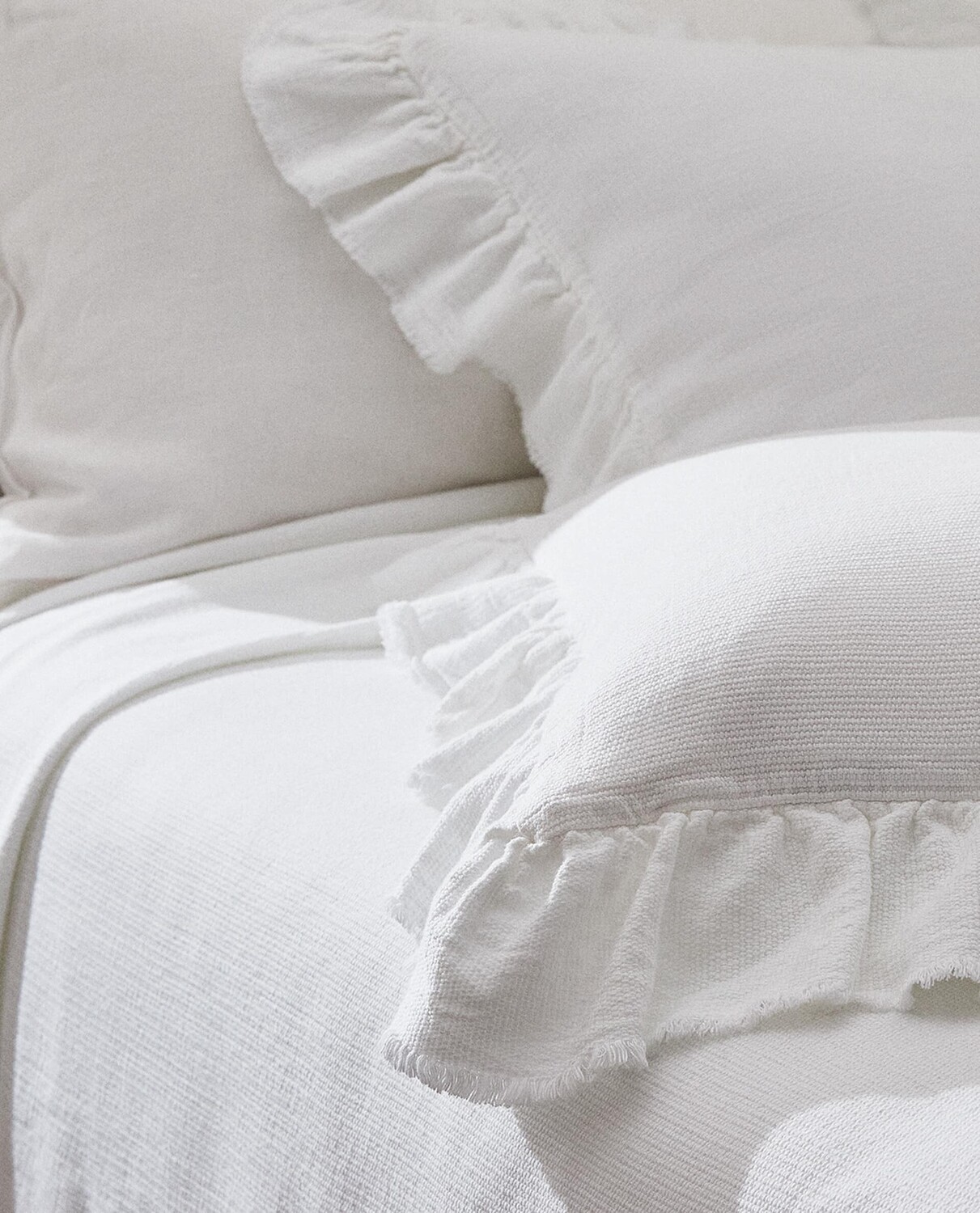 

Чехол на подушку с рюшами Zara Home, белый
