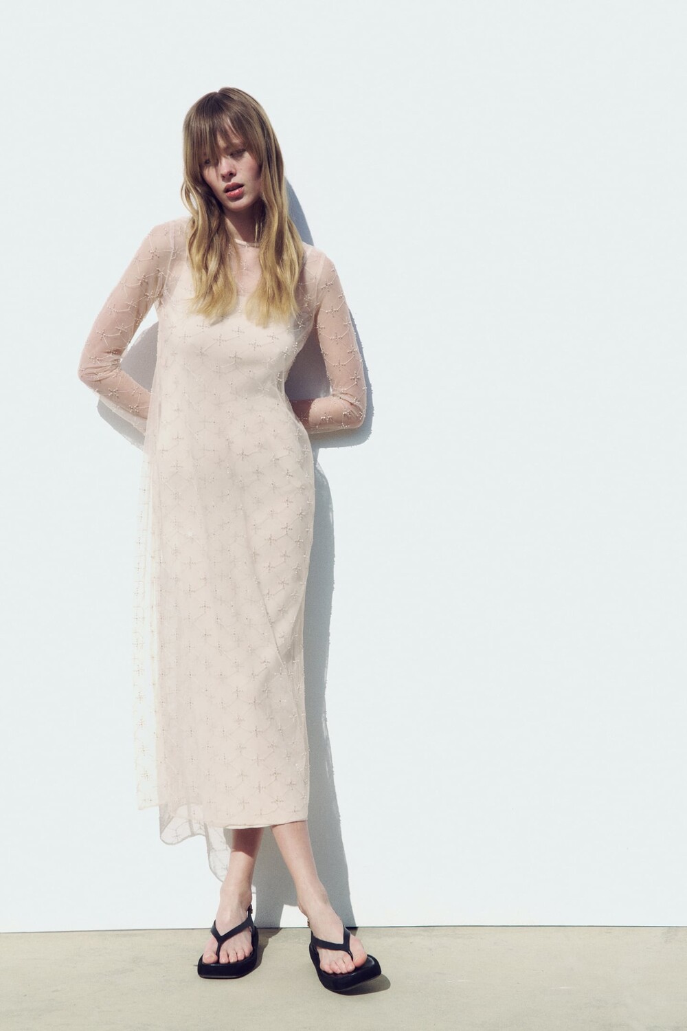 

Трикотажное платье с бисером ZARA, кава