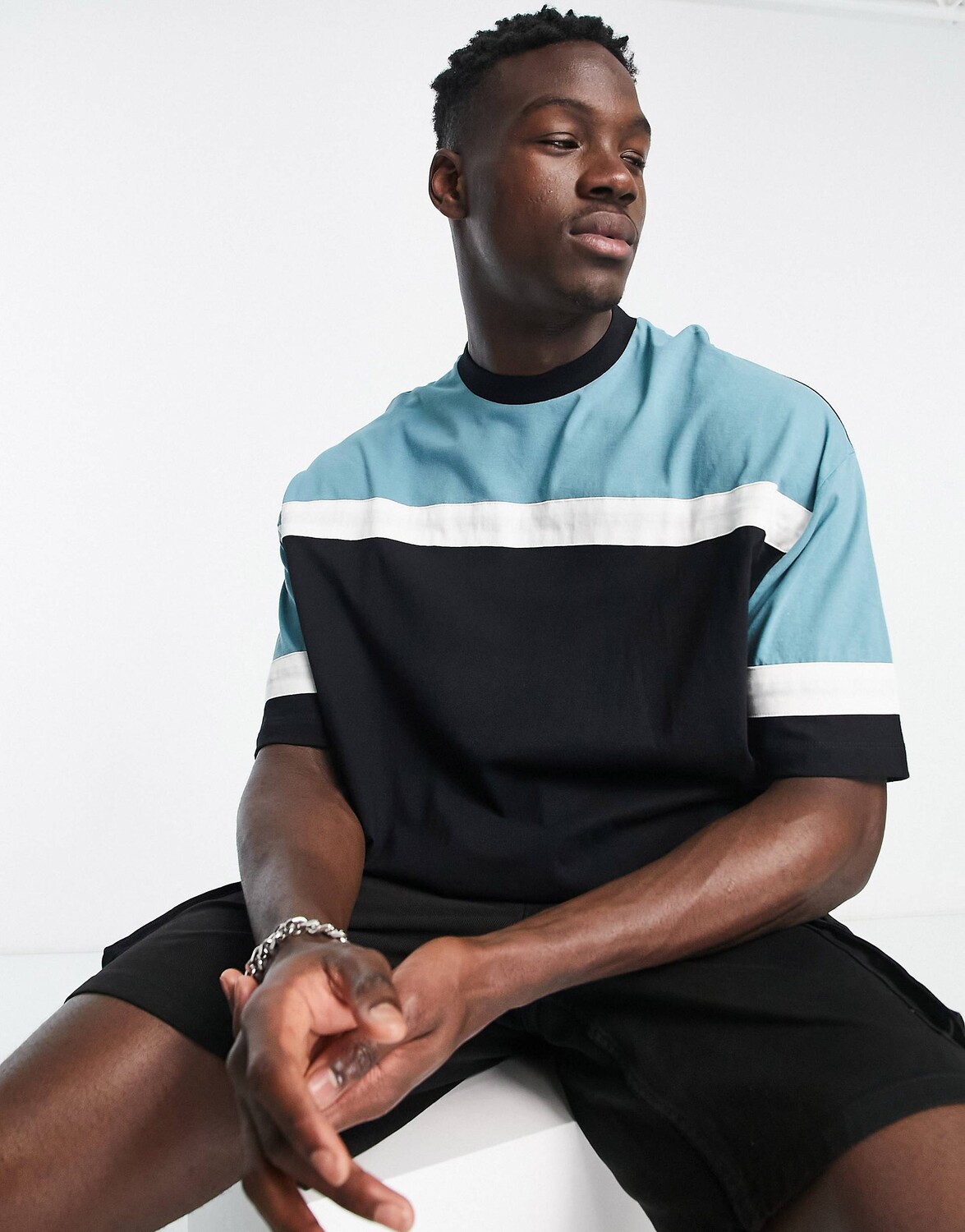 

Черная и синяя футболка оверсайз ASOS DESIGN