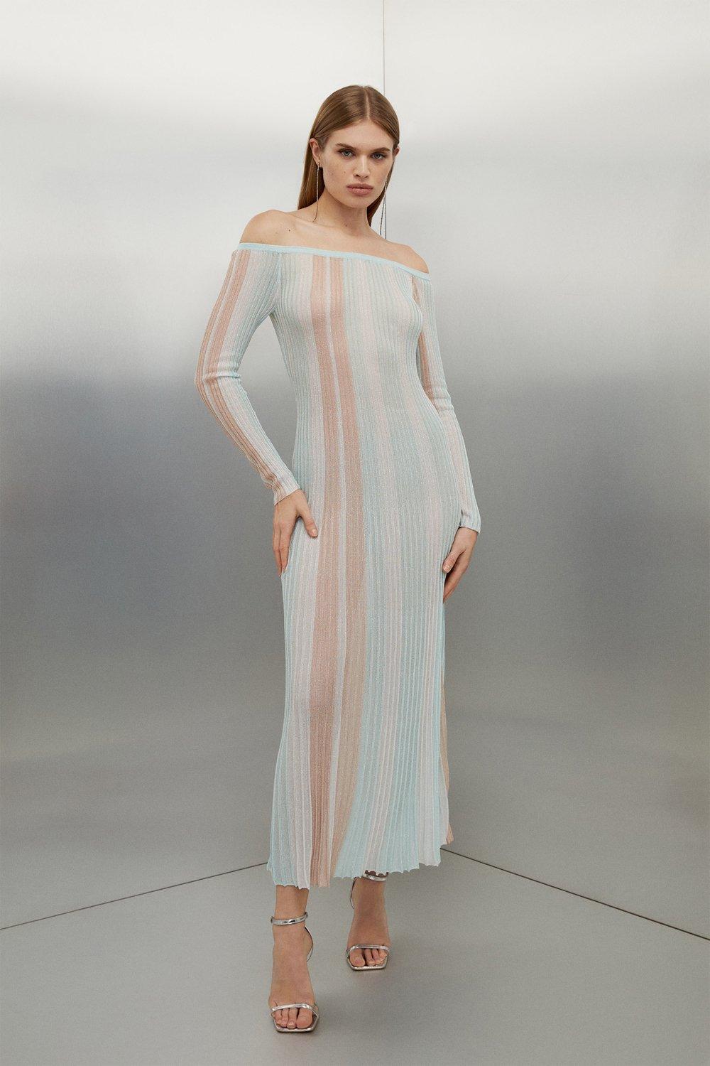 цена Облегающее вязаное платье мидакси из вискозы с разрезным вырезом в полоску Karen Millen, мультиколор