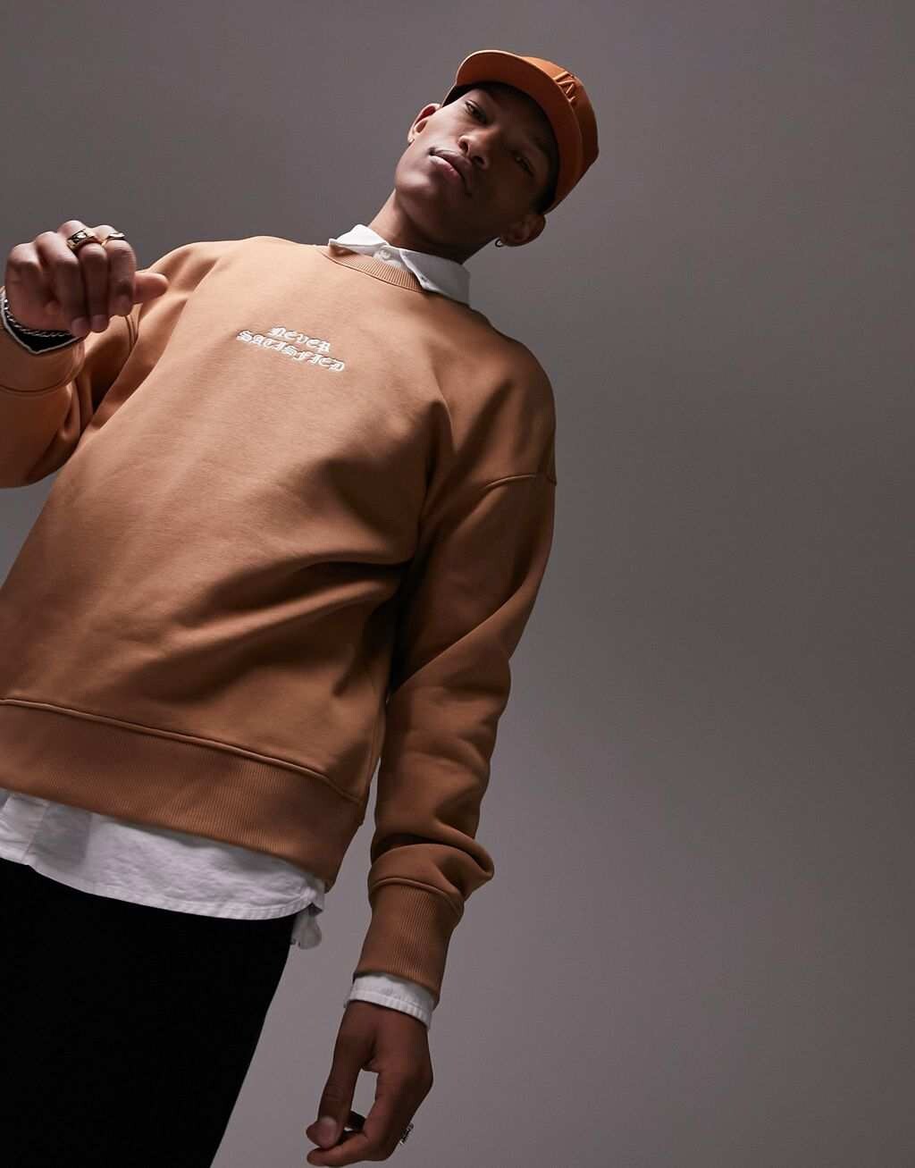 

Коричневый оверсайз-свитшот Topman с готической вышивкой "Неудовлетворенный"