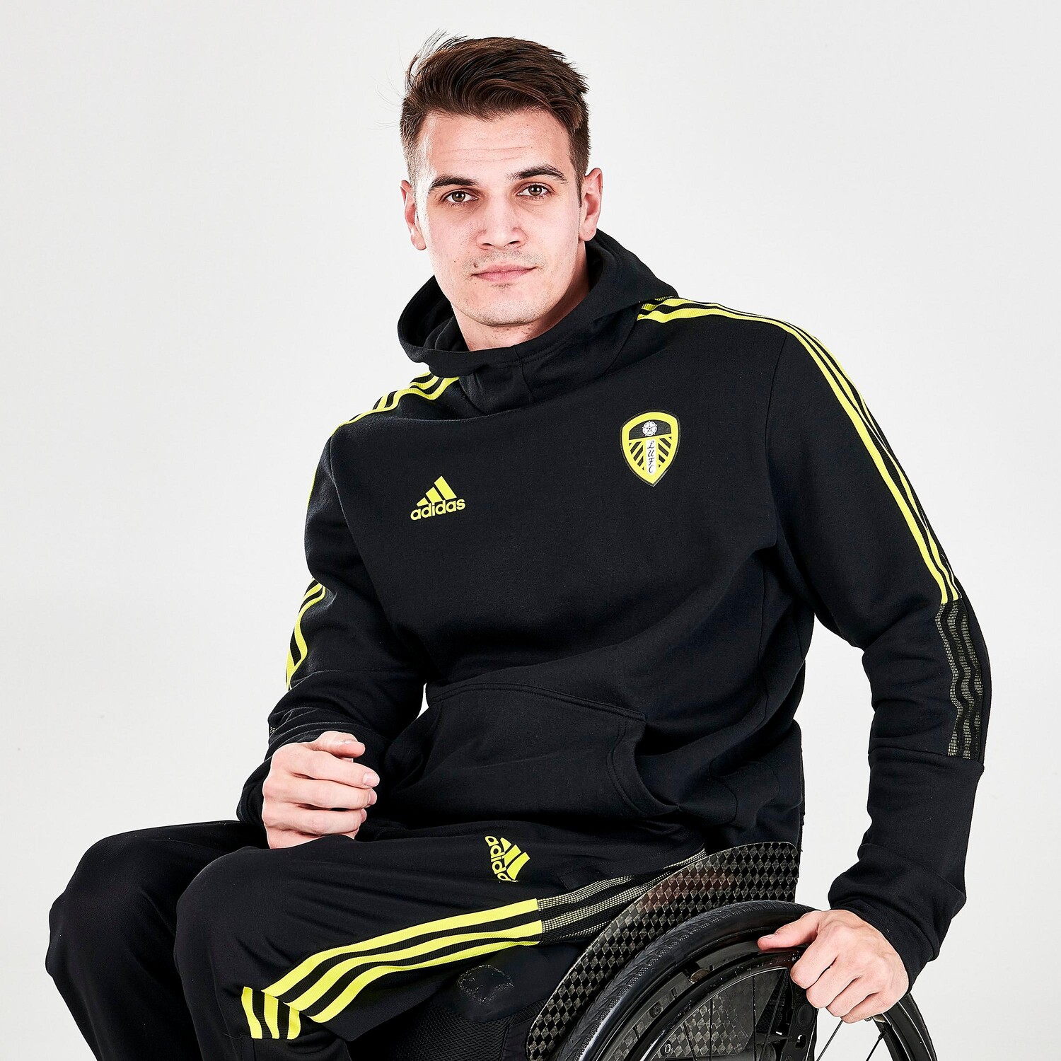 

Мужская толстовка с капюшоном Adidas Badge of Sport Leeds United FC, черный