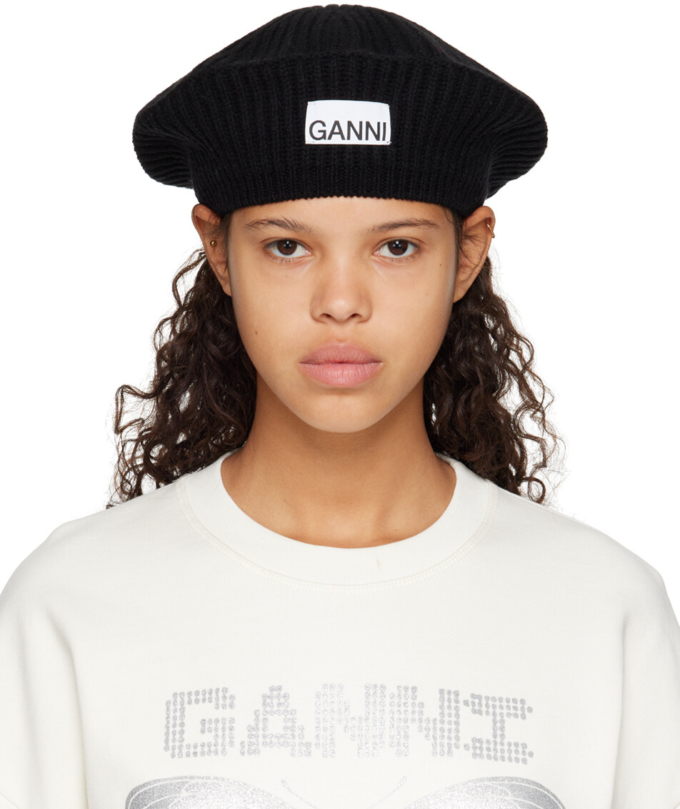 

Черный берет в рубчик GANNI