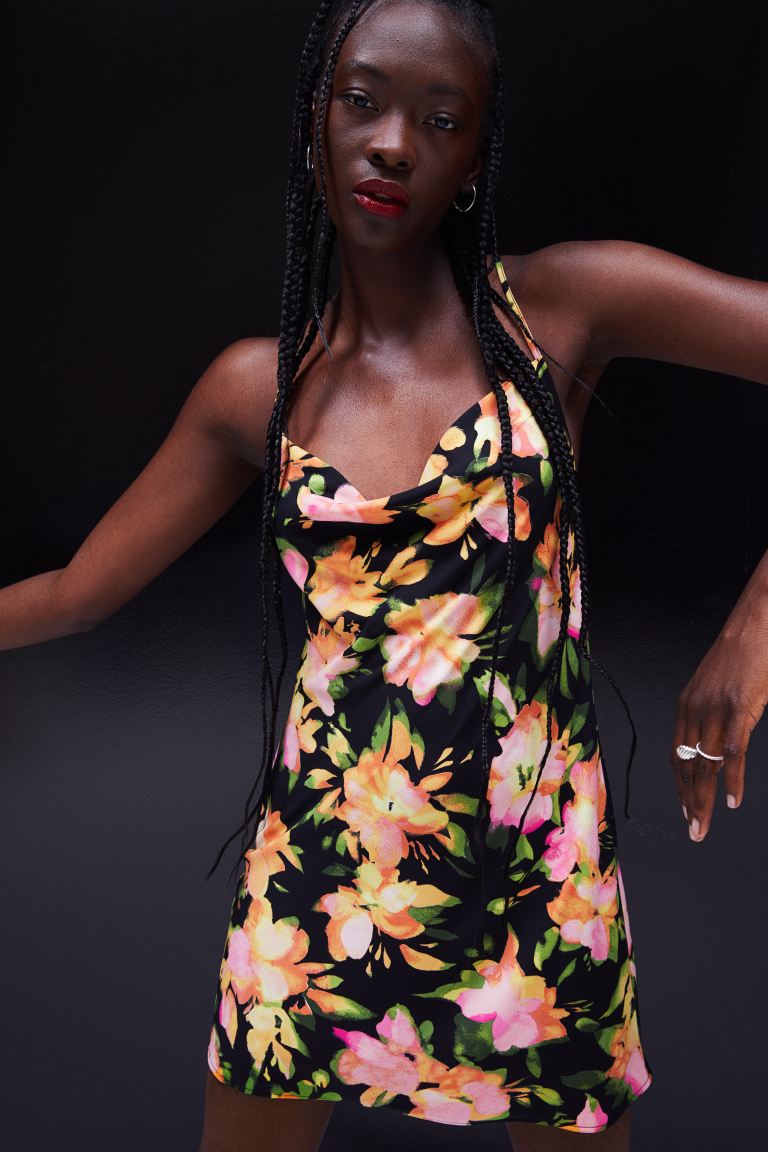 Короткое платье на бретелях H&M, черный/цветы фото