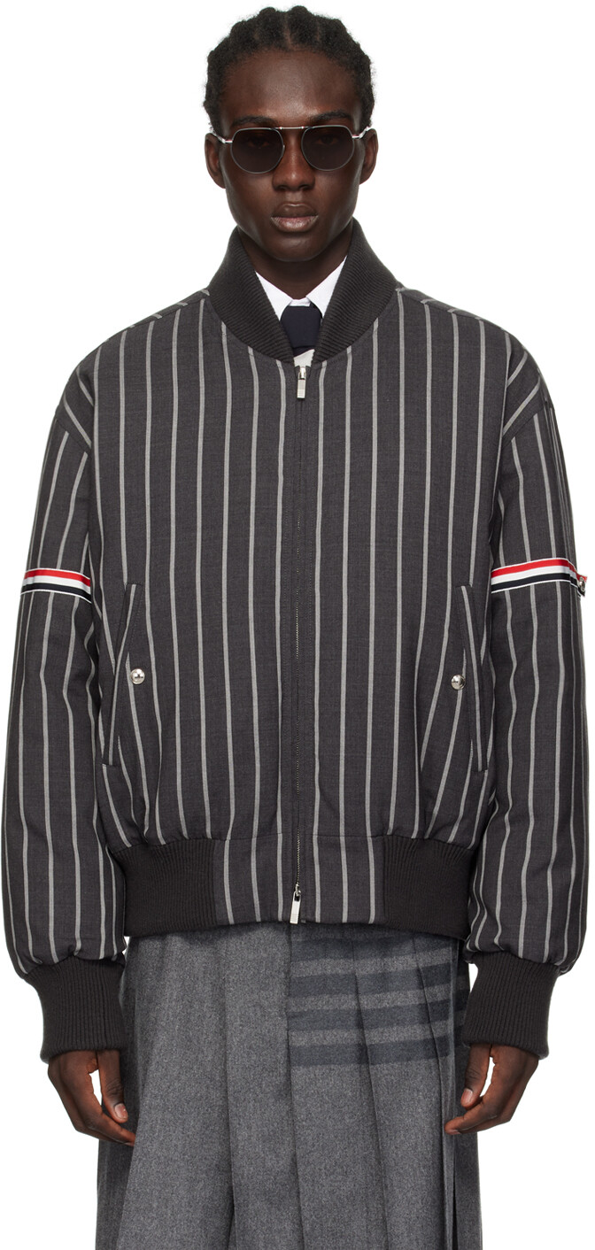 

Серый пуховик в полоску Thom Browne