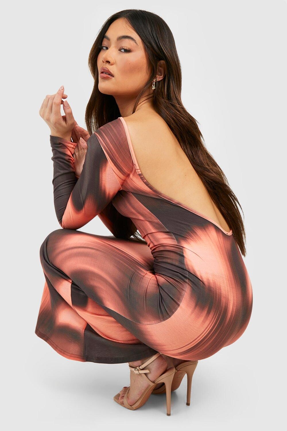 

Платье макси с абстрактным принтом Boohoo, красный