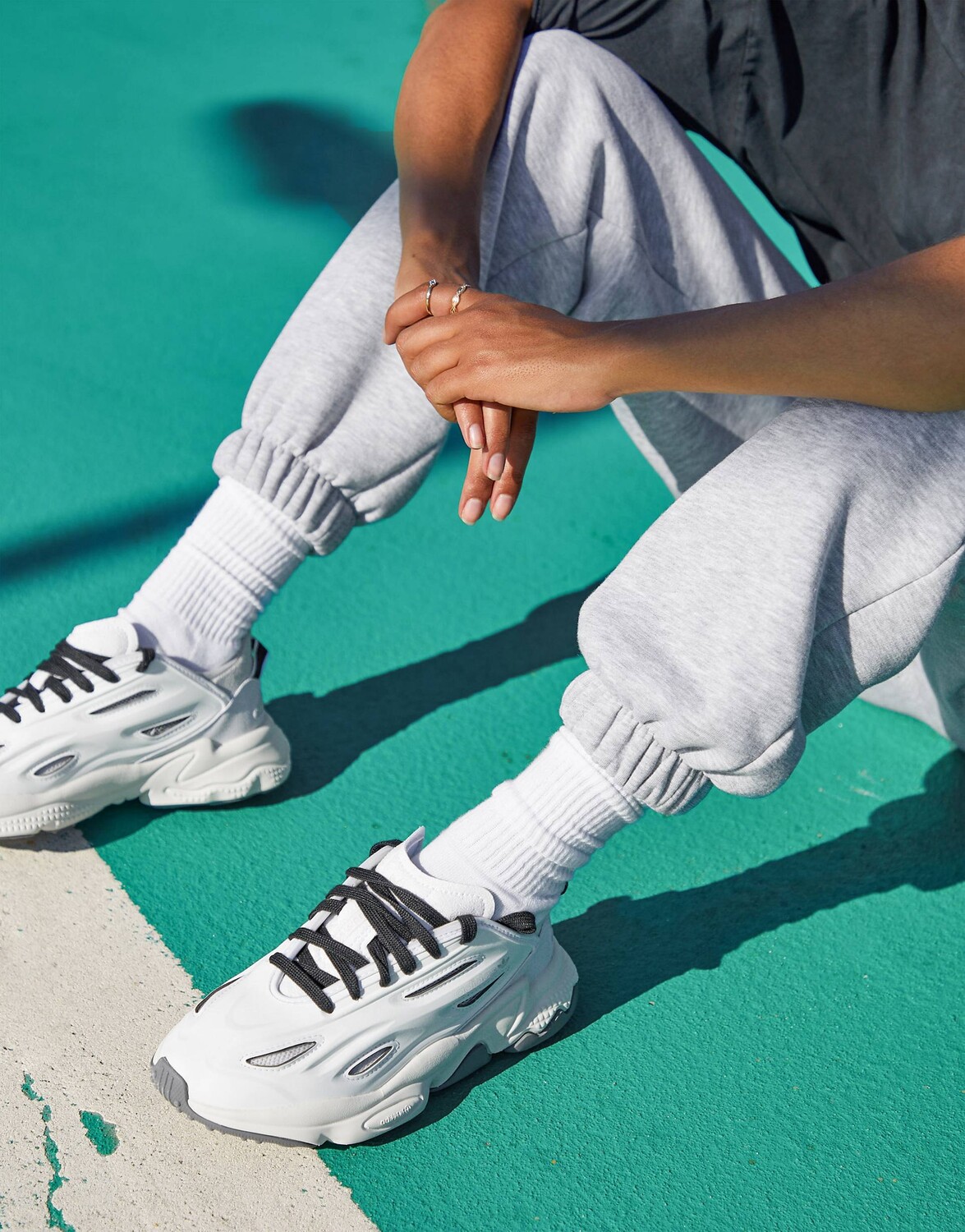 

Белые кроссовки adidas Originals Ozweego Celox с контрастной шнуровкой