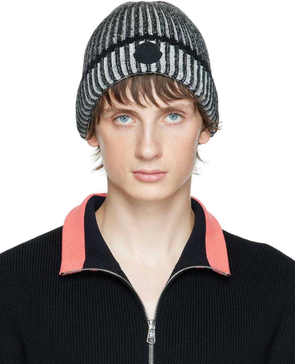 

Серая шапка в рубчик Moncler