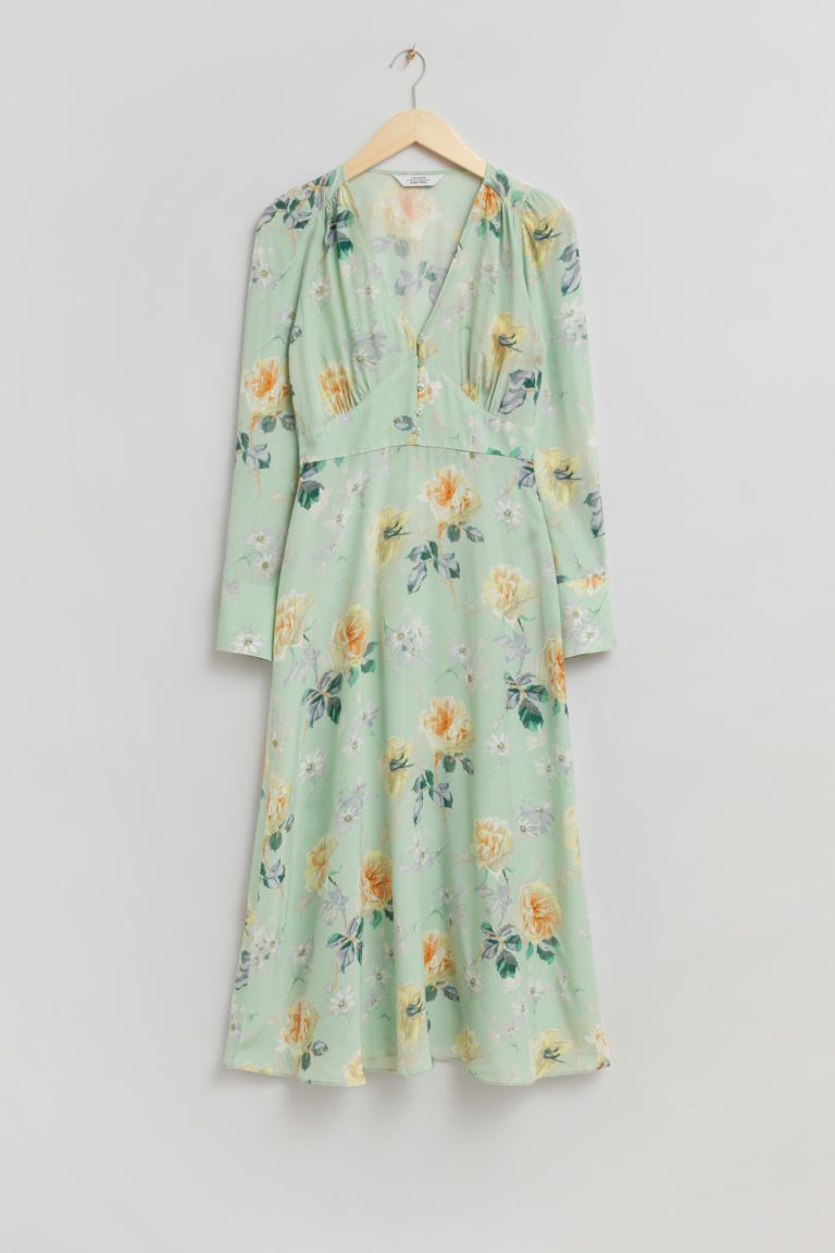 цена Платье миди на пуговицах с v-образным вырезом и другими историями H&M, зеленый