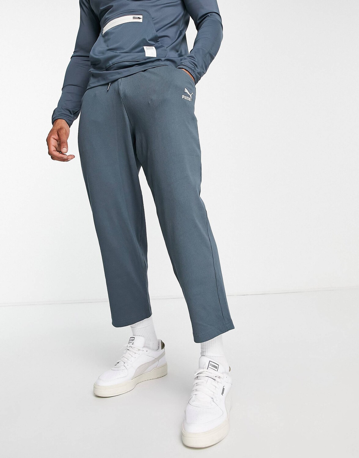 

Темно-серые прямые брюки в рубчик Puma Classic - эксклюзивно для ASOS