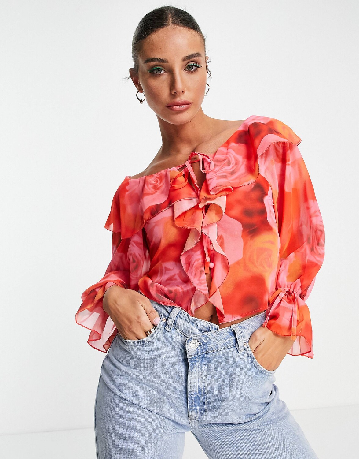 

Блузка с рюшами спереди и галстуком с размытым принтом в виде роз ASOS DESIGN