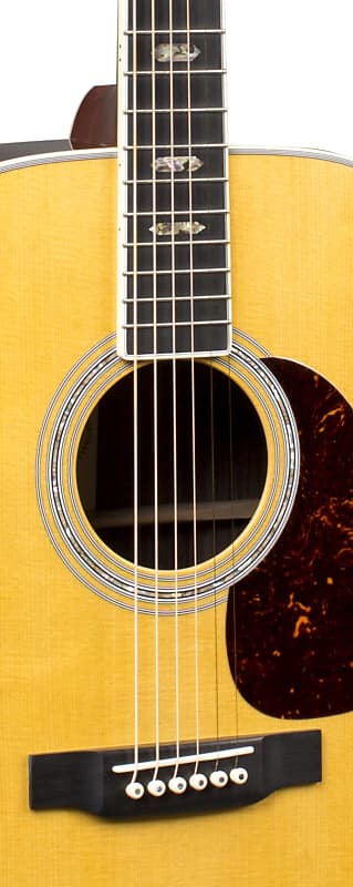 Гитара Martin J-40 Jumbo с 14 ладами и узкой талией включает в себя Ply Hardshell Case