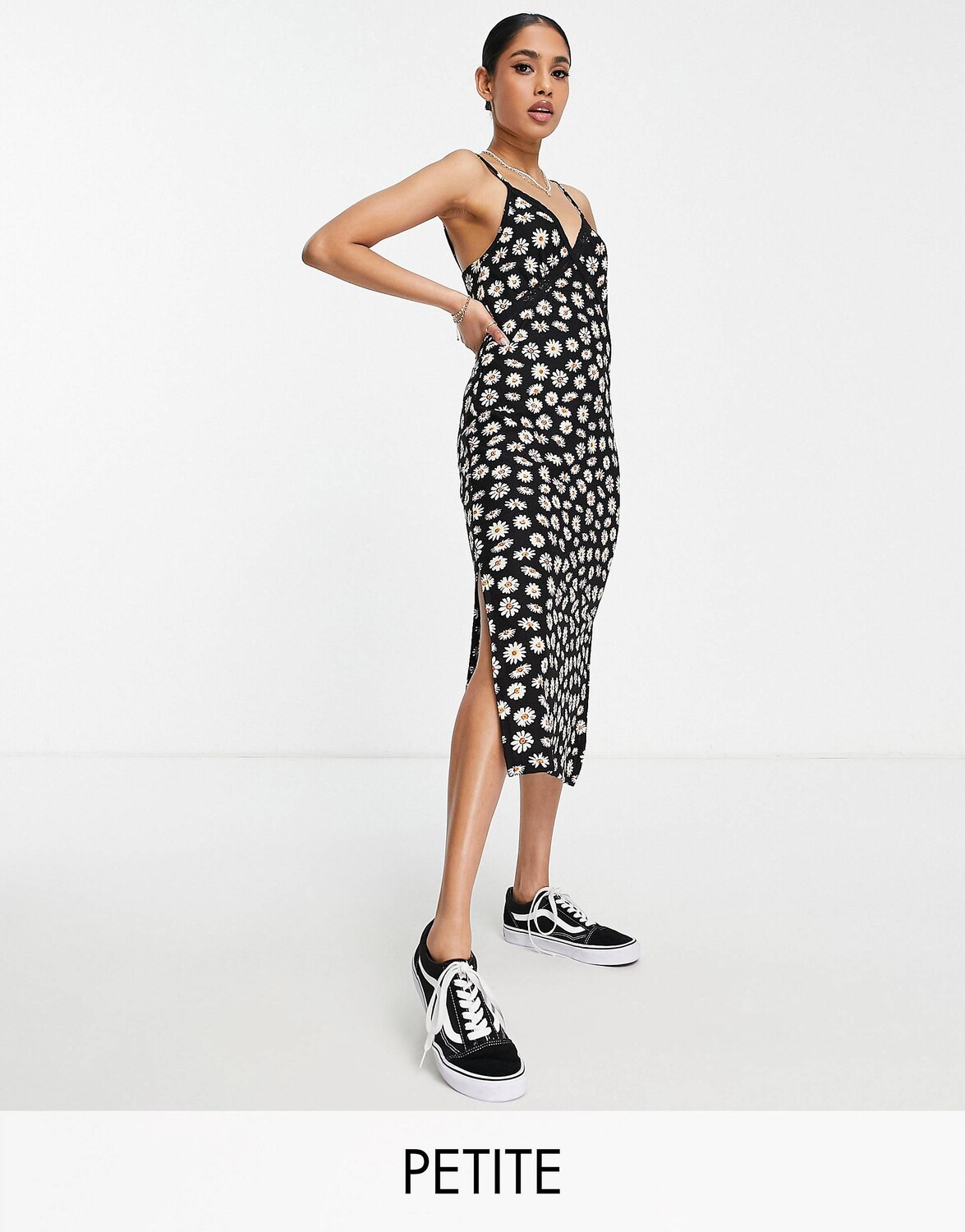 

Однотонное платье-комбинация миди с кружевной отделкой Miss Selfridge Petite