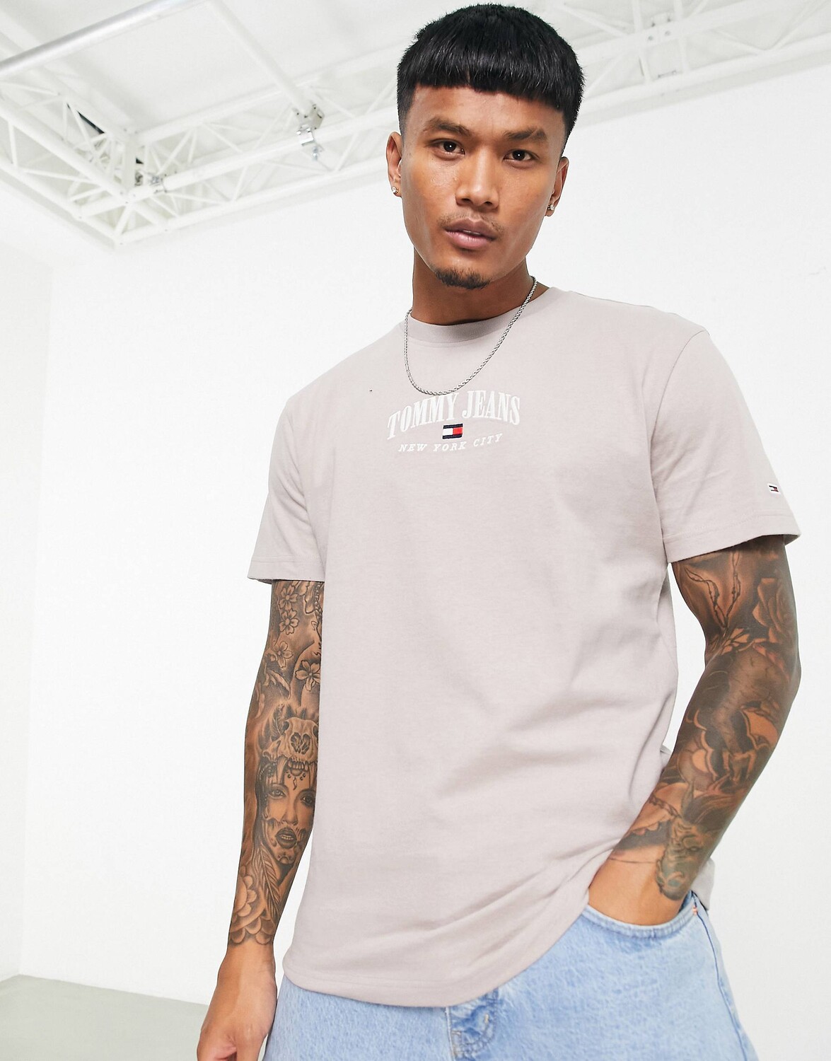 

Футболка классического кроя Tommy Jeans из хлопка с небольшим университетским логотипом